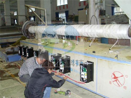 安裝在造粒機(jī)上面的電磁加熱器圖